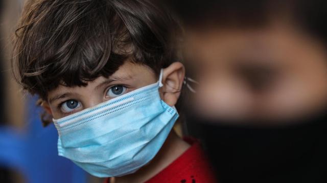 Niños con mascarilla en clase.