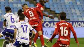 José Gragera defiende una jugada ante el Real Zaragoza