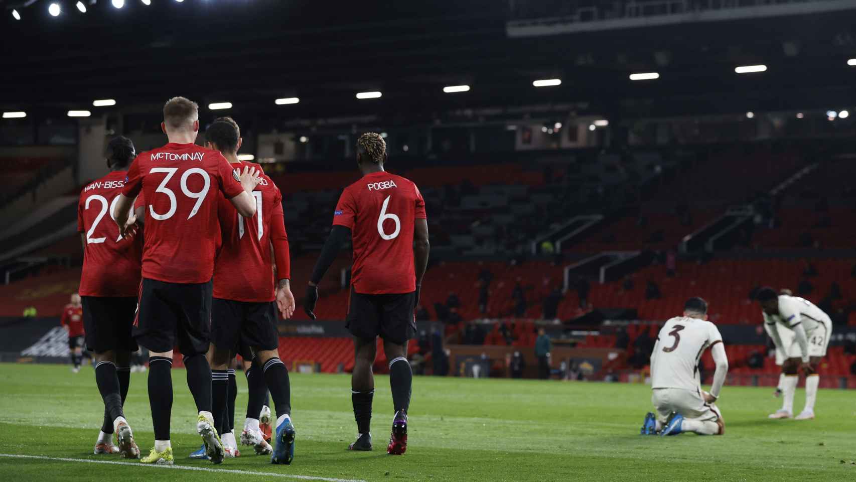 Los jugadores del Manchester United celebran el gol