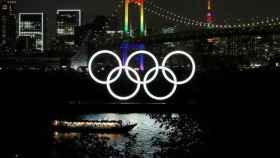 El puente del Arcoíris y la Torre de Tokio iluminadas con los aros olímpicos en primer plano en Tokio