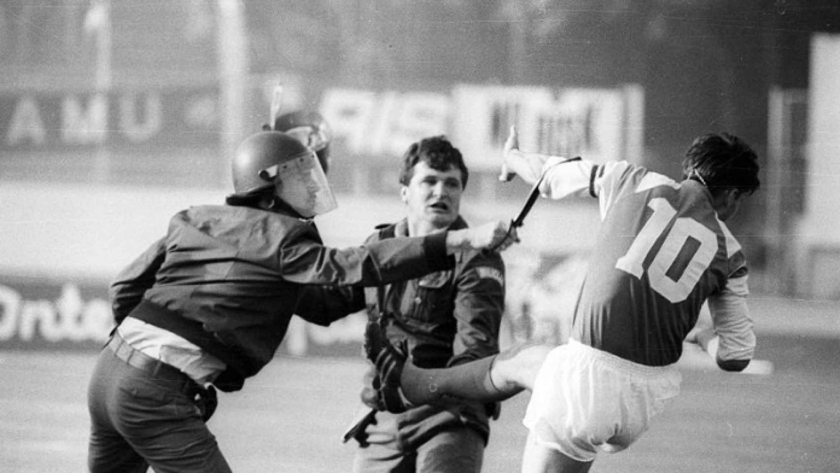 Boban golpea a un policía en un partido entre el Dinamo de Zagreb y el Estrella Roja en 1990