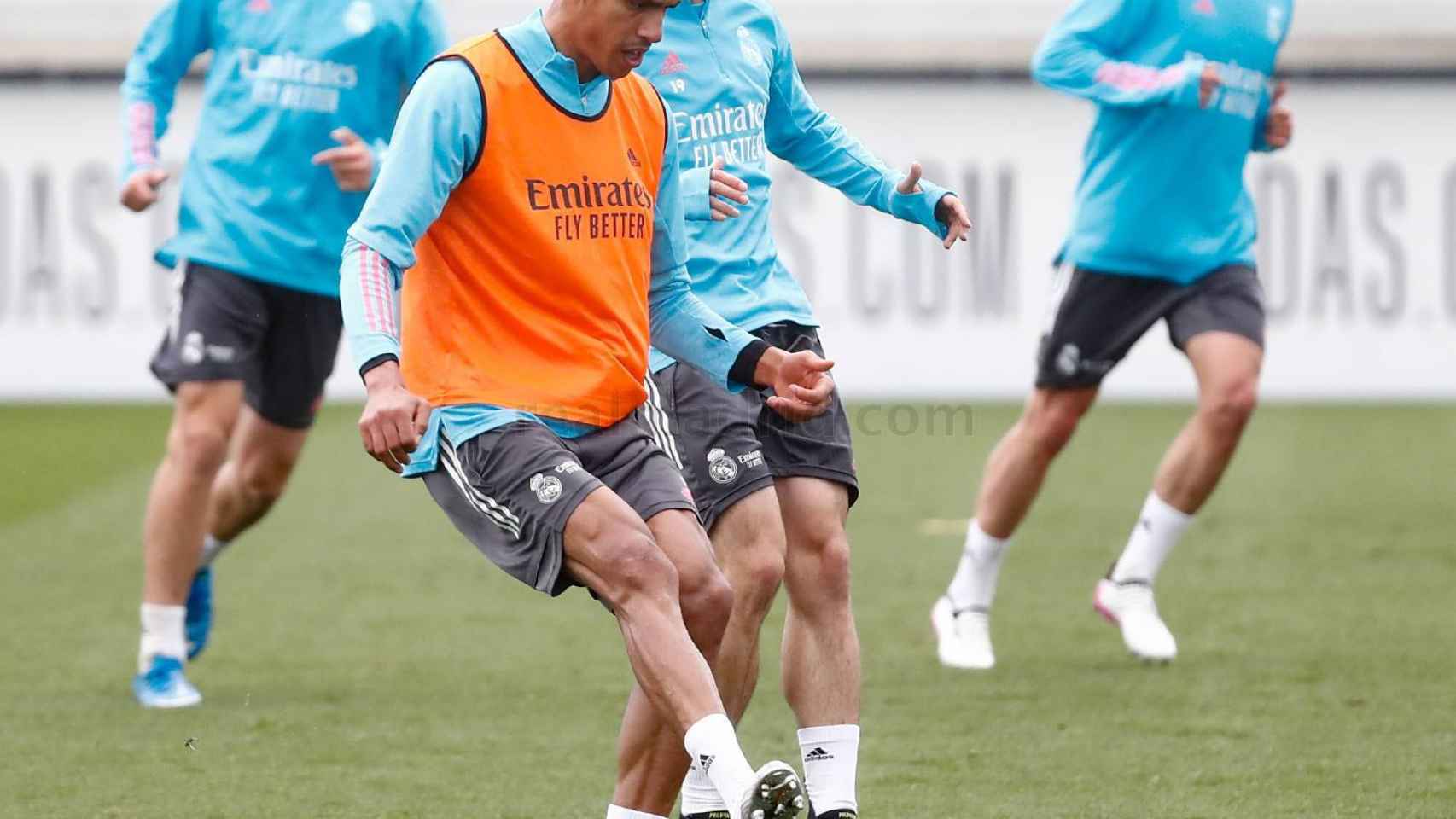 Rafael Varane y Álvaro Odriozola, durante un entrenamiento del Real Madrid