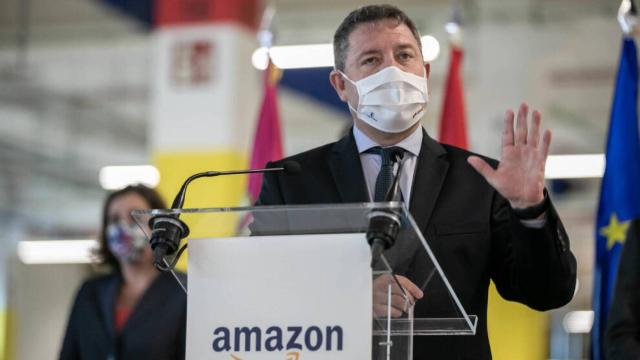 El presidente de Castilla-La Mancha, Emiliano García-Page, este miércoles en el centro logístico de Amazon en la localidad toledana de Illescas