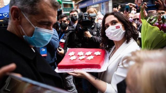 La presidenta de la Comunidad de Madrid y candidata del Partido Popular a la reelección pasea por Alcobendas junto a Toni Cantó.