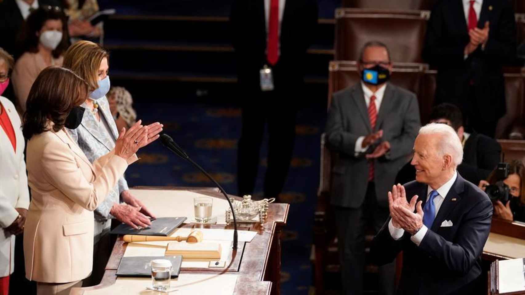 Joe Biden aplaude a Kamala Harris y Nancy Pelosi durante su primer discurso ante las dos cámaras del Congreso.