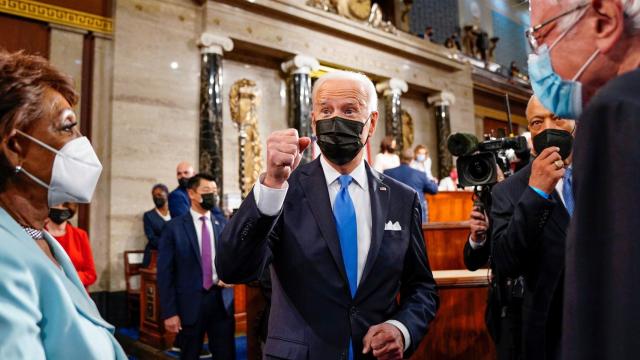 Biden junto a la  congresista Maxine Waters y el senador Bernie Sanders.