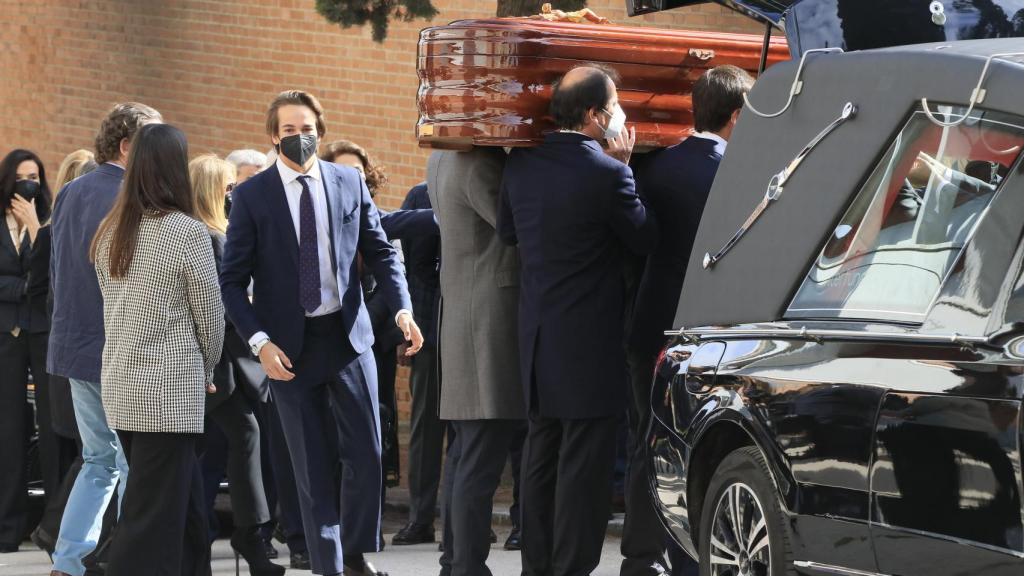 Los familiares siguiendo el féretro en el cementerio de San Justo.