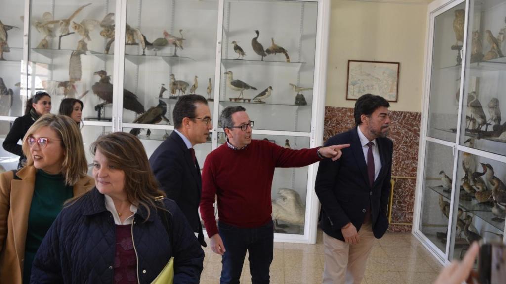 El alcalde durante una visita al IES Jorge Juan el pasado año cuando promovieron el reconocimiento.