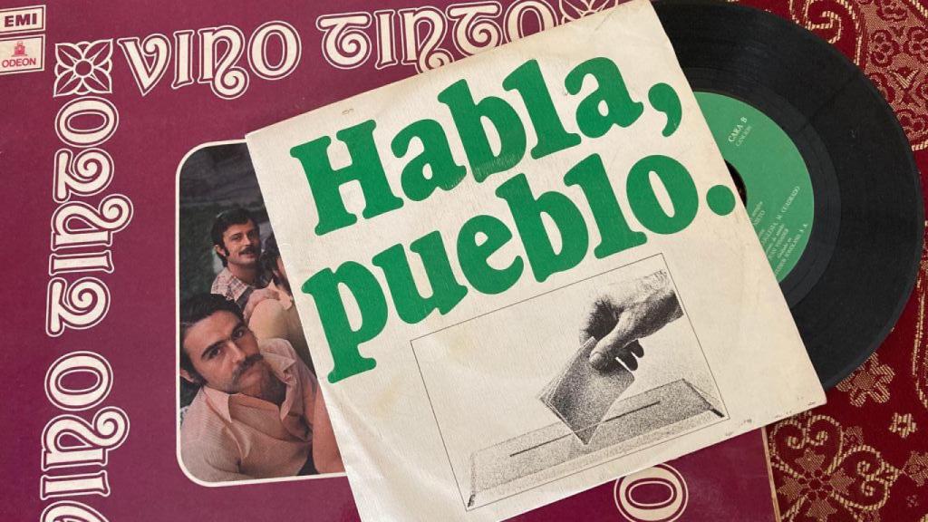 Ortuño, a la izquierda, junto al single de 'Habla, pueblo'.