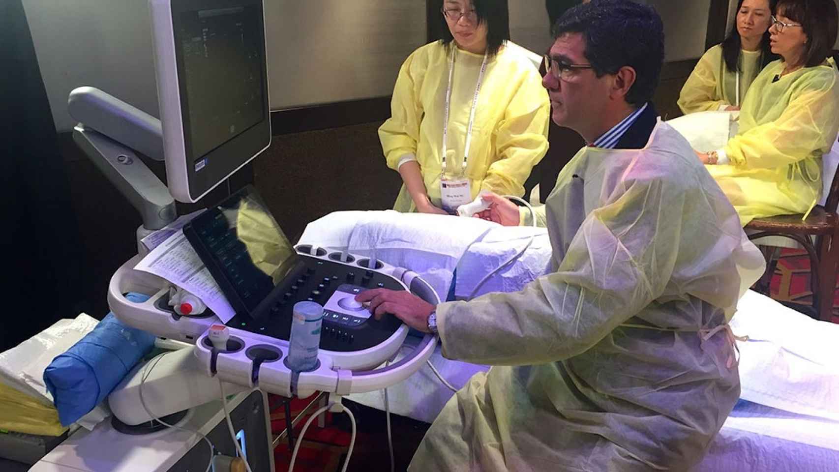 José Luis Zamorano realizando un ecocardiograma en Hong Kong.