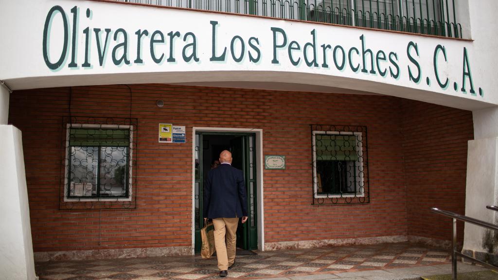 Caballero entrando en las instalaciones de la cooperativa.