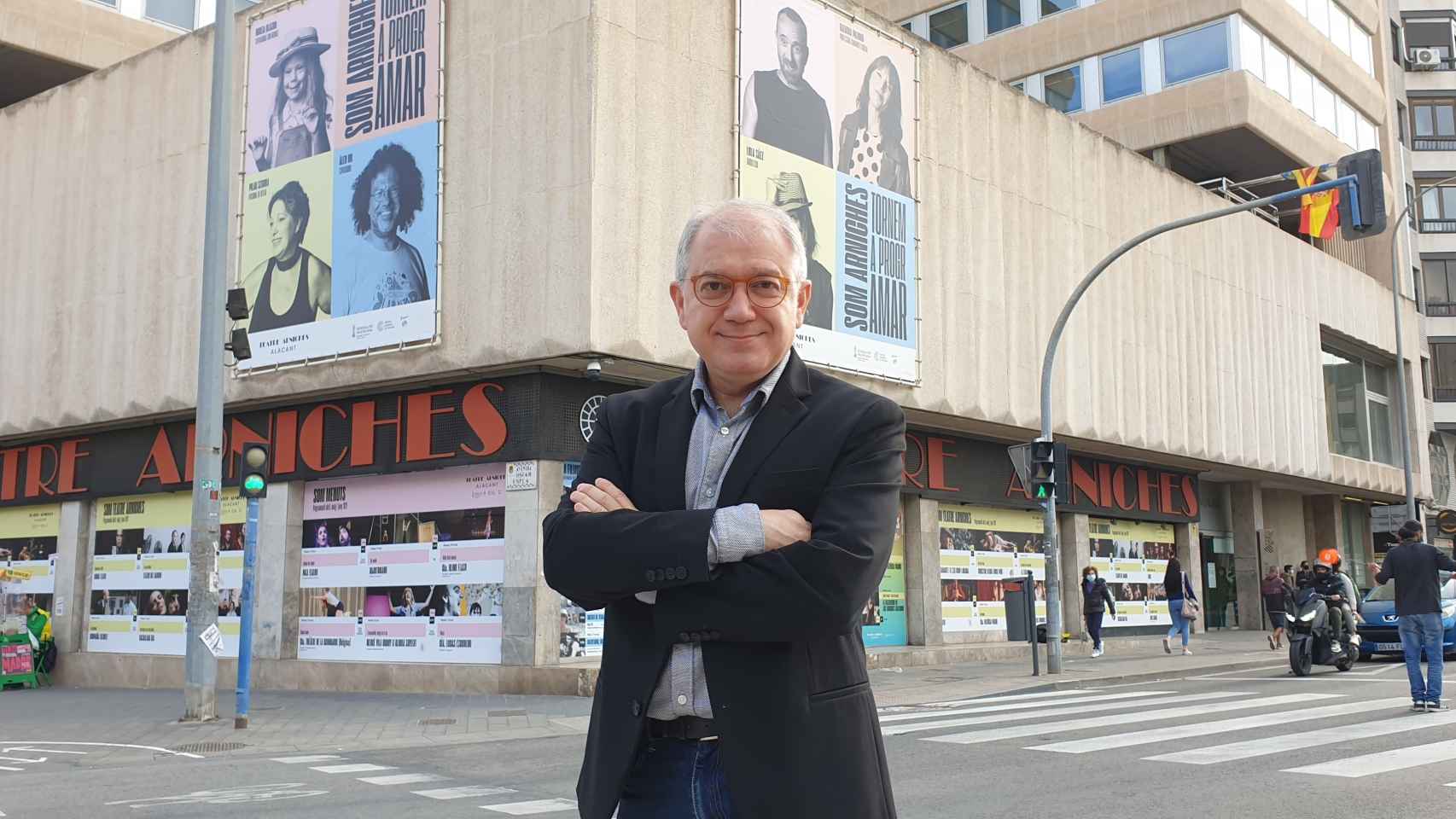 El director del IVC Abel Guarinos, frente al Arniches.