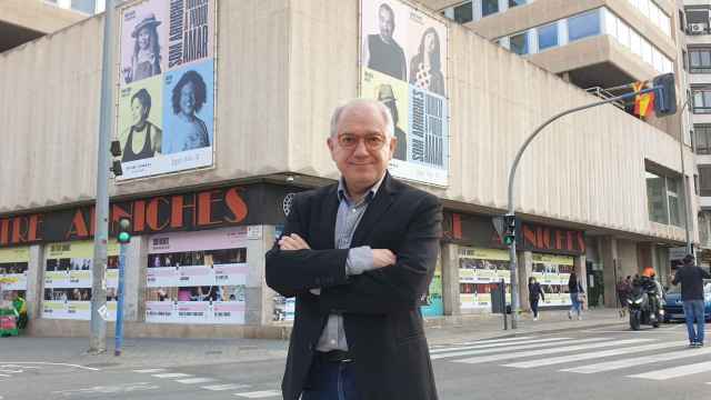 El director del IVC Abel Guarinos, frente al Arniches, en una visita anterior.
