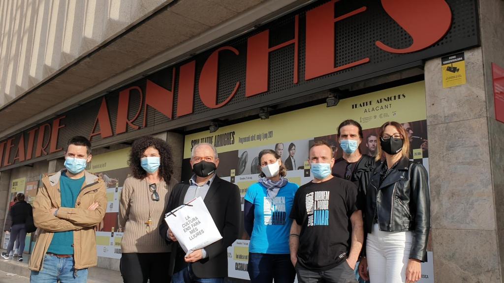 Abel Guarinos junto al equipo del Teatre Arniches y la delegada del IVC Alicia Garijo.