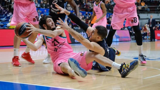 Abrines intentando pelear un balón en el Zenit - Barça