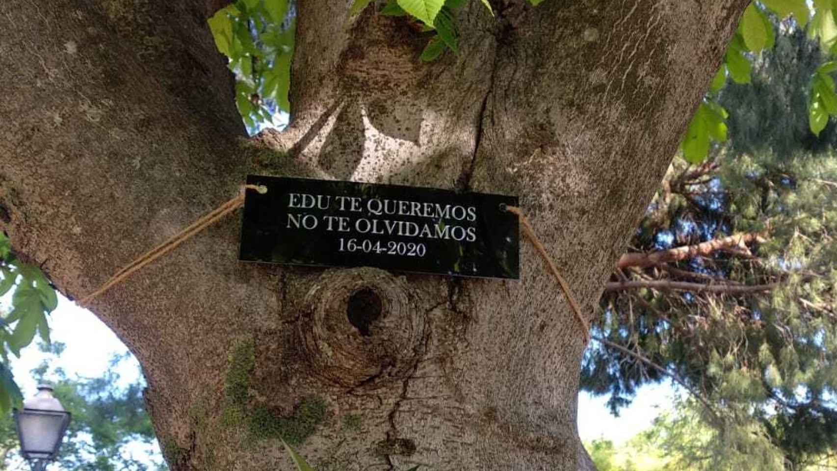 Placa en recuerdo de Eduardo en un árbol de Vallecas.