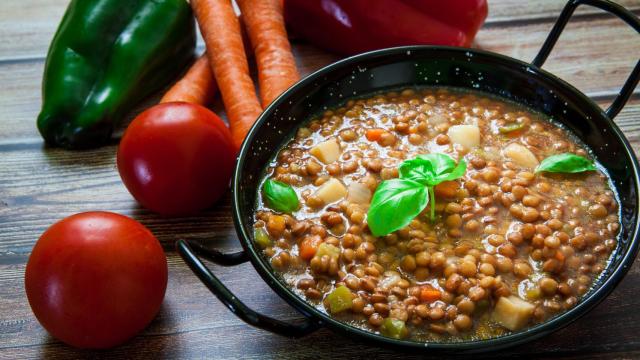 Un plato de lentejas con verduras.