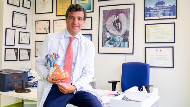 El cardiólogo José Luis Zamorano, en su despacho del Hospital Ramón y Cajal de Madrid.