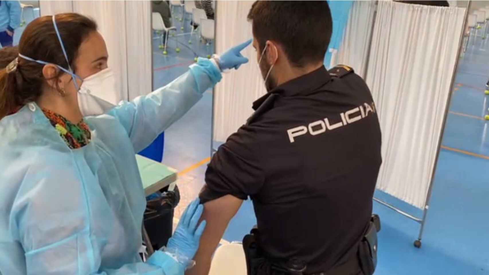 Un policía recibe la vacuna contra la Covid-19 de AstraZeneca