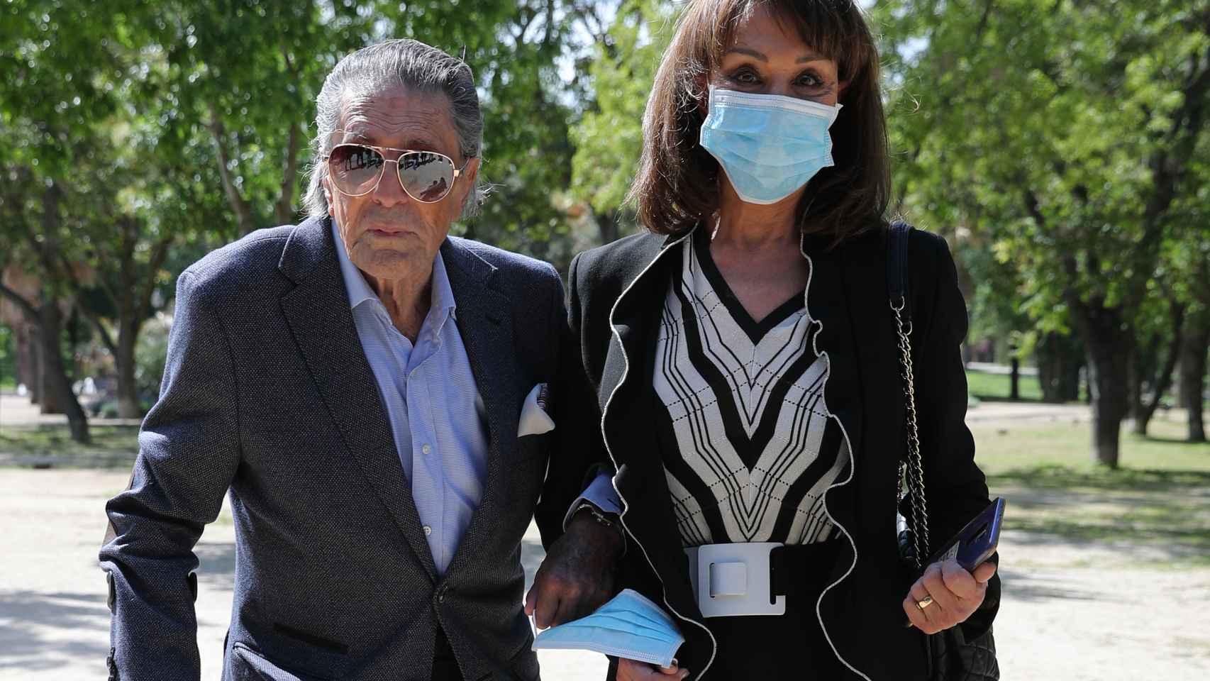 Jaime Ostos junto a su mujer, Mari Ángeles Grajal, en el funeral de Pedro Trapote Mateo.