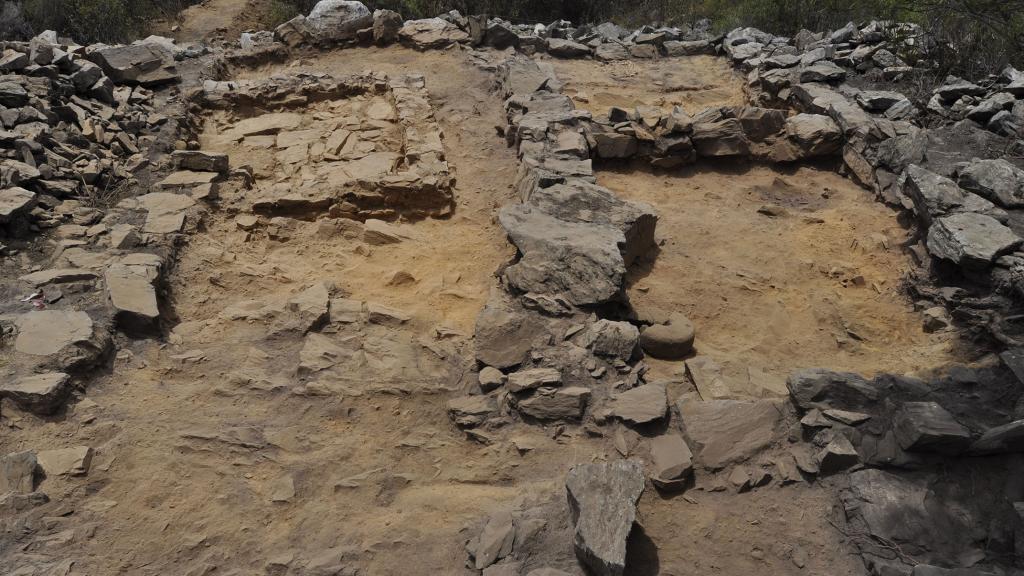 Imagen de las estancias excavadas en el yacimiento de Cáceres Viejo de Santa Marina.