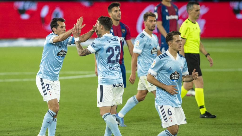 Los jugadores del Celta celebran un gol