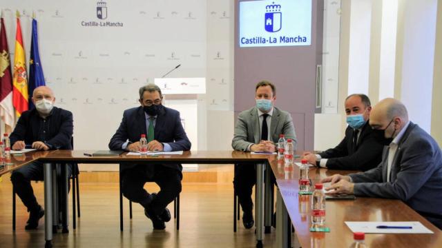 Un instante de la reunión mantenida con la mesa de seguimiento de las obras del Hospital