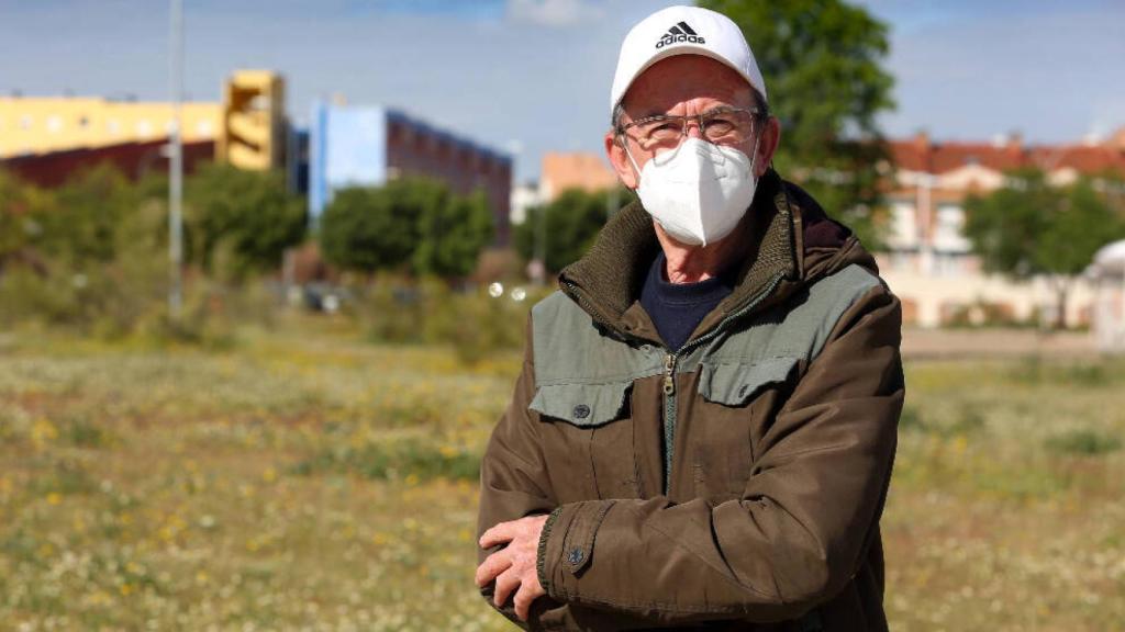 José Luis Carbonell posa en su barrio, el Polígono de Toledo (Fotos: Ó. HUERTAS)