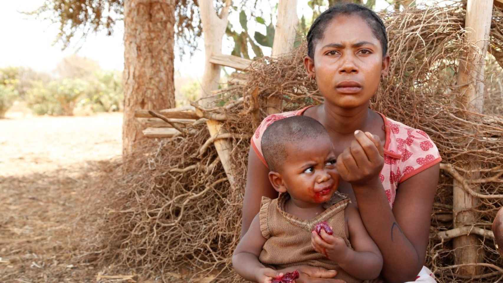 Imagen de archivo de una madre con un niño en una hambruna pasada en Madagascar.