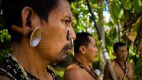 Fotografía del 22 de abril de 2021 de indígenas Matis de Brasil durante una jornada de cacería en Atalaya do Norte (Brasil).