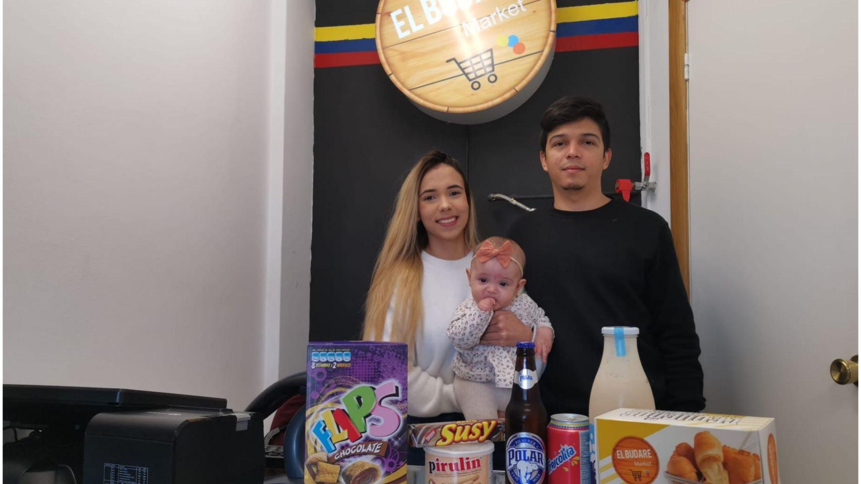 Soleymar, Francisco y su hija Ainhoa en el Budare Market de A Coruña.