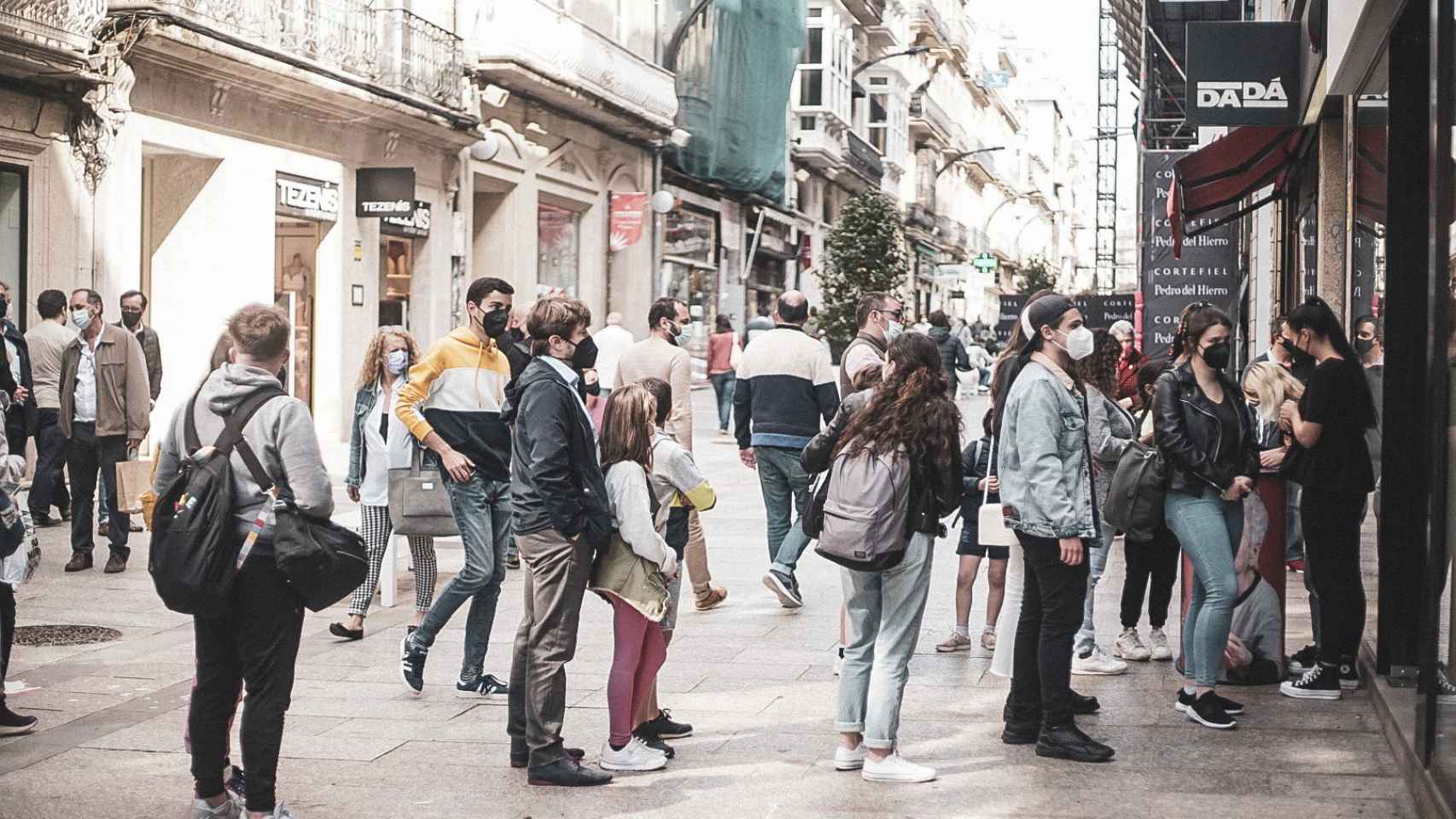 Cola para participar en el el concurso de lanzamiento de zapatillas.