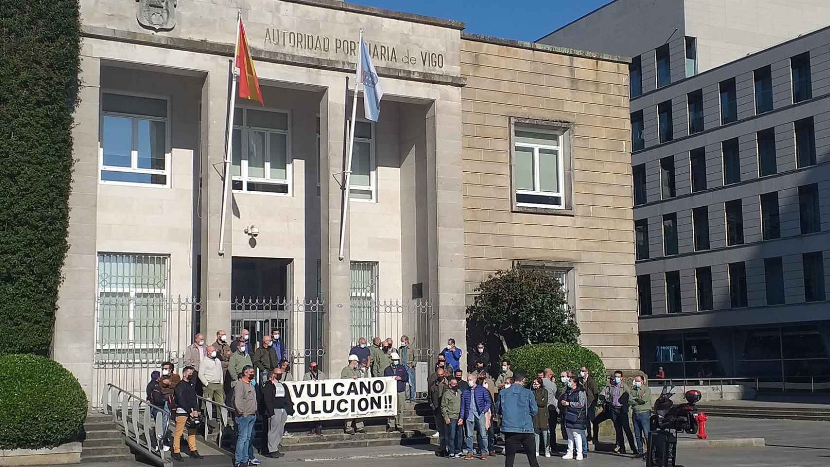 Trabajadores de Vulcano, concentrados frente a la sede de la Autoridad Portuaria de Vigo reclamando una solución.