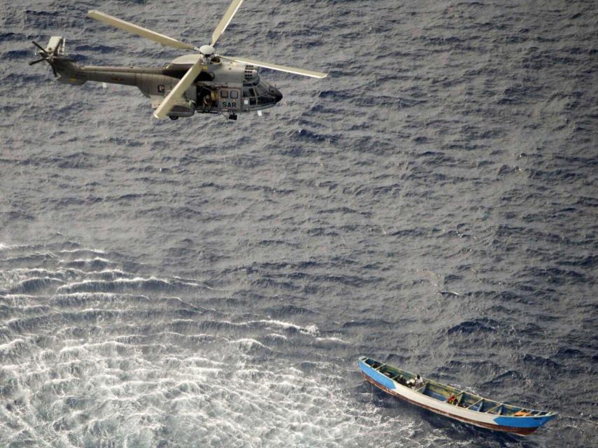 El helicóptero, en pleno rescate del cayuco esta pasada semana.