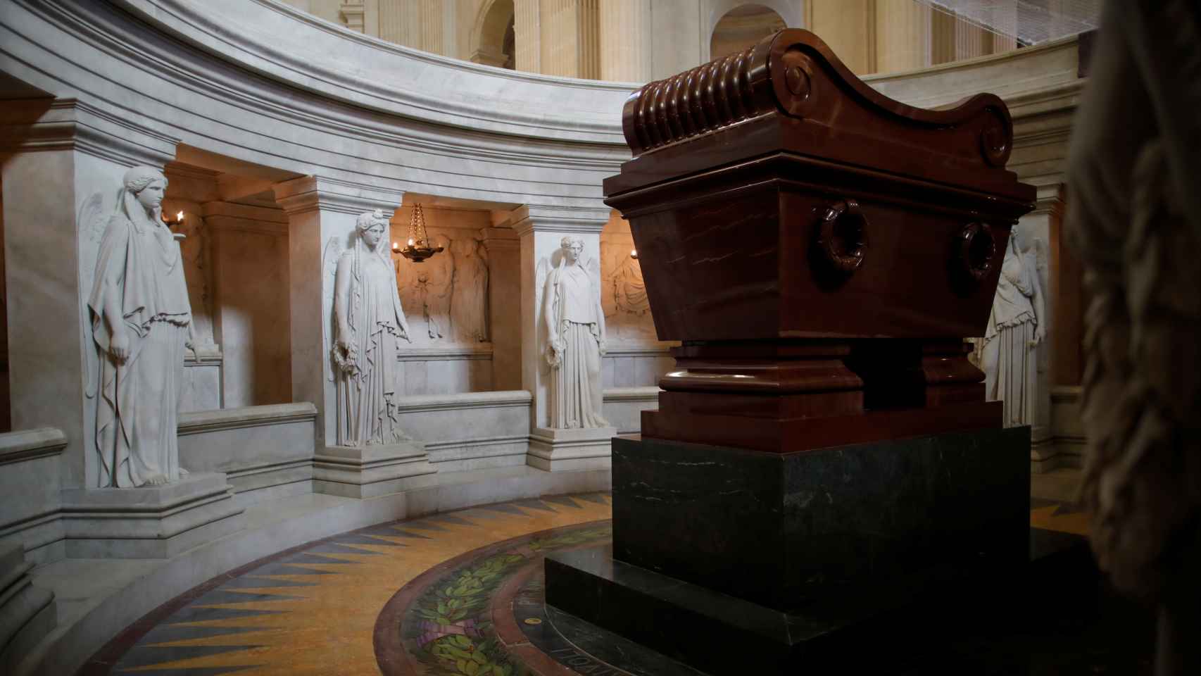 La tumba de Napoleón Bonaparte en Los Inválidos, París.