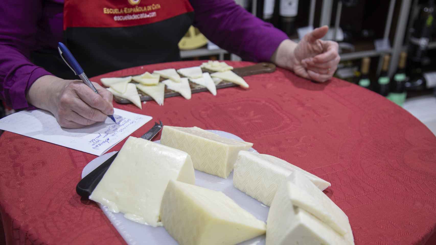 Carmen Garrobo anota hasta el último detalle de cada queso tierno probado.