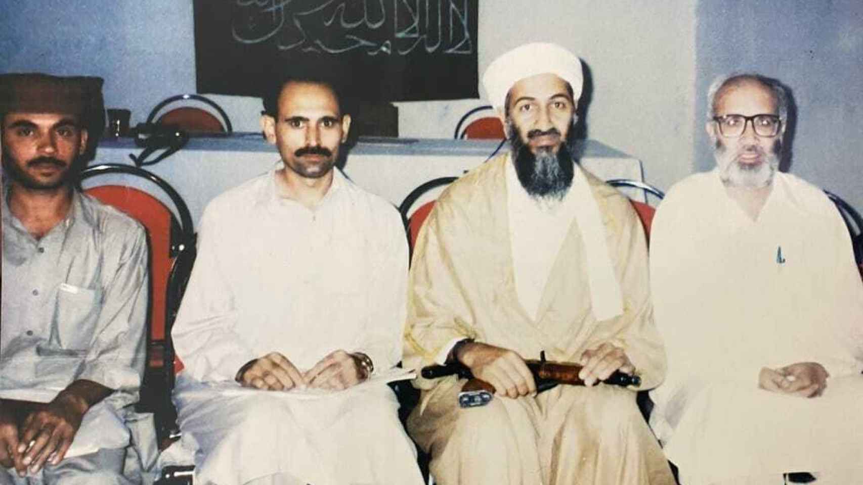 Bin Laden junto a tres periodistas. Rahimullah Yusufzai, a la derecha.