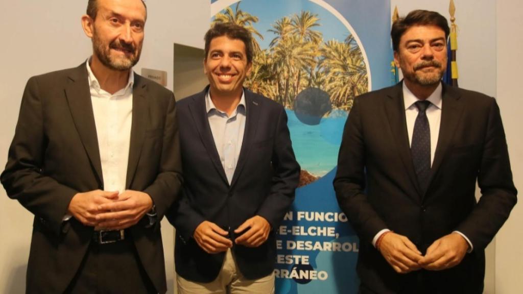 Los dos alcaldes junto con el presidente de la Diputación.