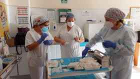 Personal sanitario valenciano prepara las dosis de la vacuna contra la Covid.