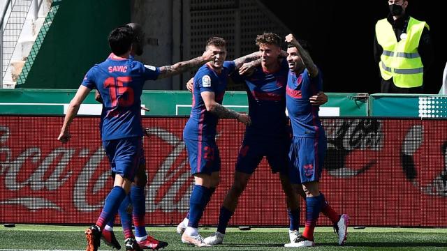 Los jugadores del Atlético de Madrid felicitan a Marcos Llorente por su gol