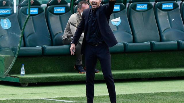 El 'Cholo' Simeone da órdenes a sus jugadores desde la banda del Martínez Valero