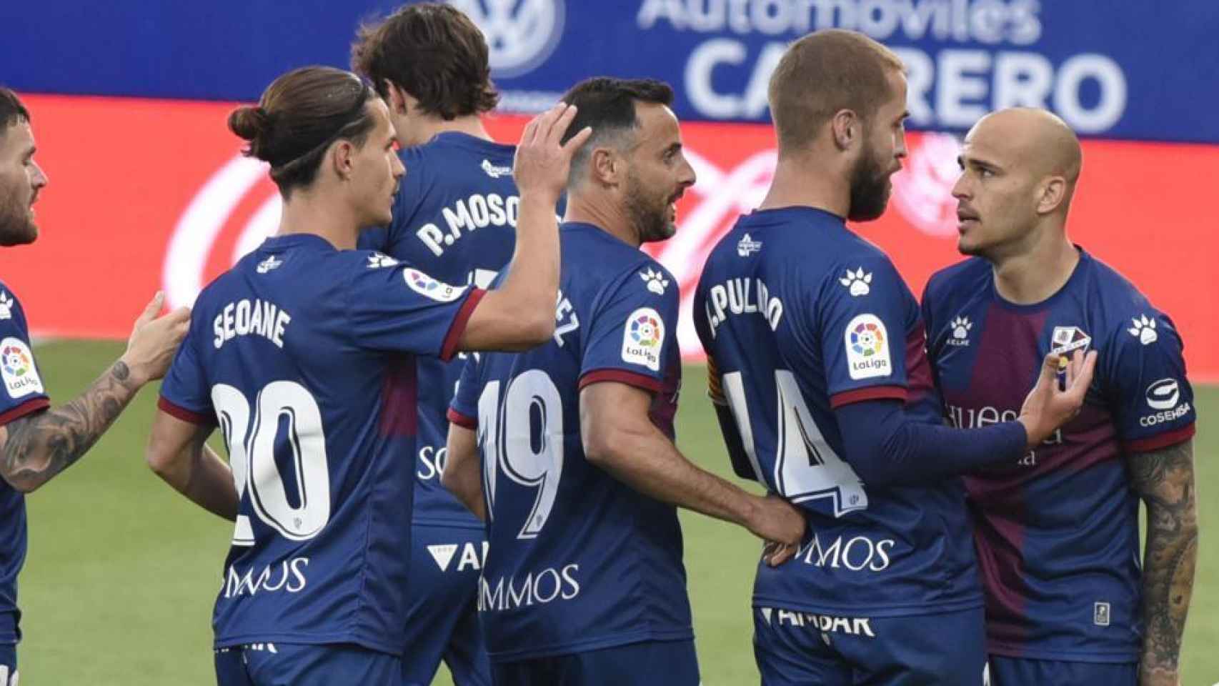 Los jugadores de Osasuna celebran el gol de Sandro