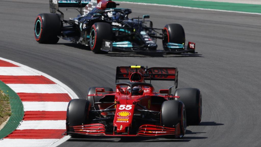 Carlos Sainz rodando por delante de Bottas en Portimao