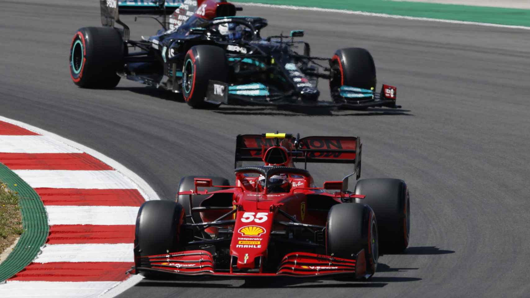 Carlos Sainz rodando por delante de Valtteri Bottas