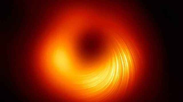 Campo magnético en la imagen del agujero negro supermasivo en la galaxia M87. Imagen: EHT