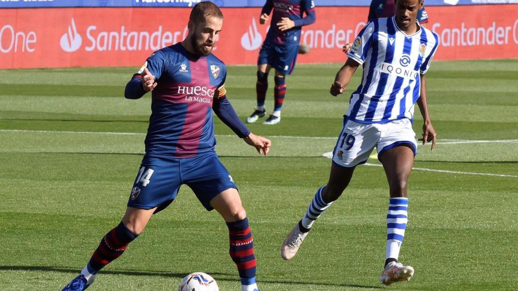 Jorge Pulido en acción con Aleksander Isak