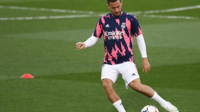 Eden Hazard, con el balón durante el calentamiento