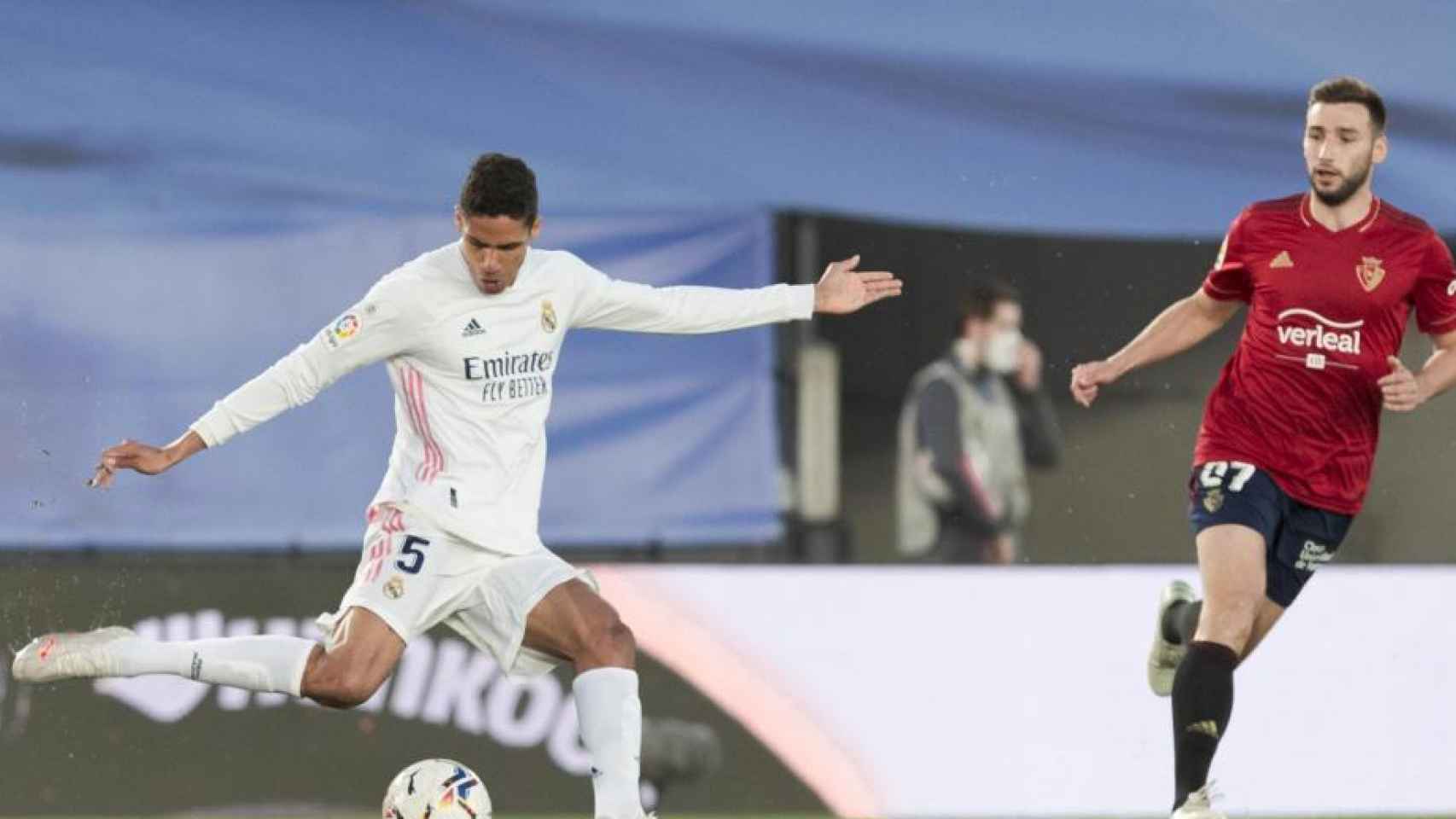 Raphaël Varane saca el balón en largo ante la presencia de un rival