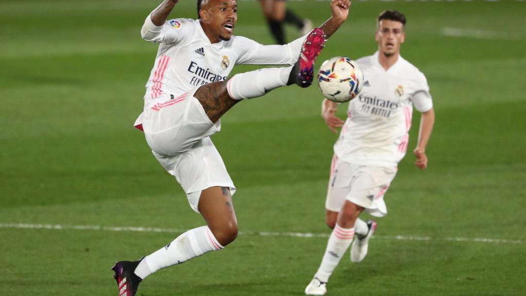 Eder Militao controla un balón levantando su pierna derecha casi hasta la cabeza