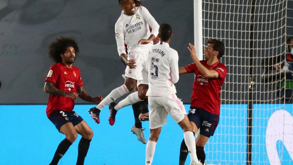 Eder Militao supera a la defensa de Osasuna y remata un centro de cabeza que no acaba en gol